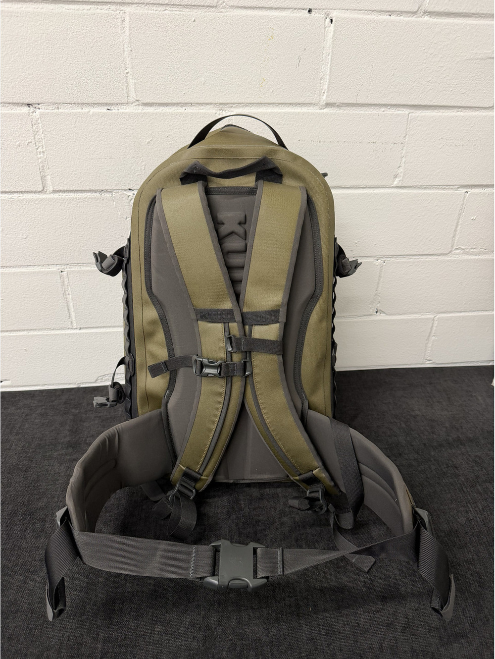 Kuiu Backpack with Padded Straps and Durable Zipper Closure - Picture 3 of 11